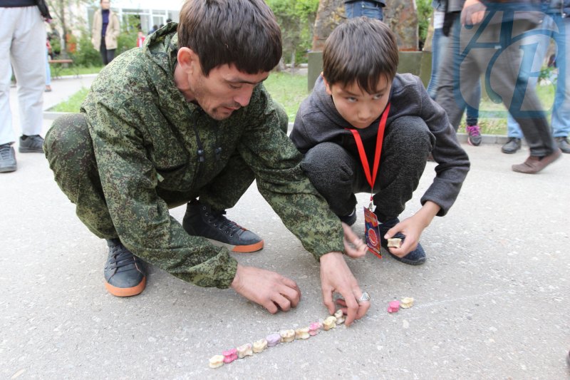 Сотрудник музея Нурбол Бидагулов (слева) демонстрирует казахские национальные игры