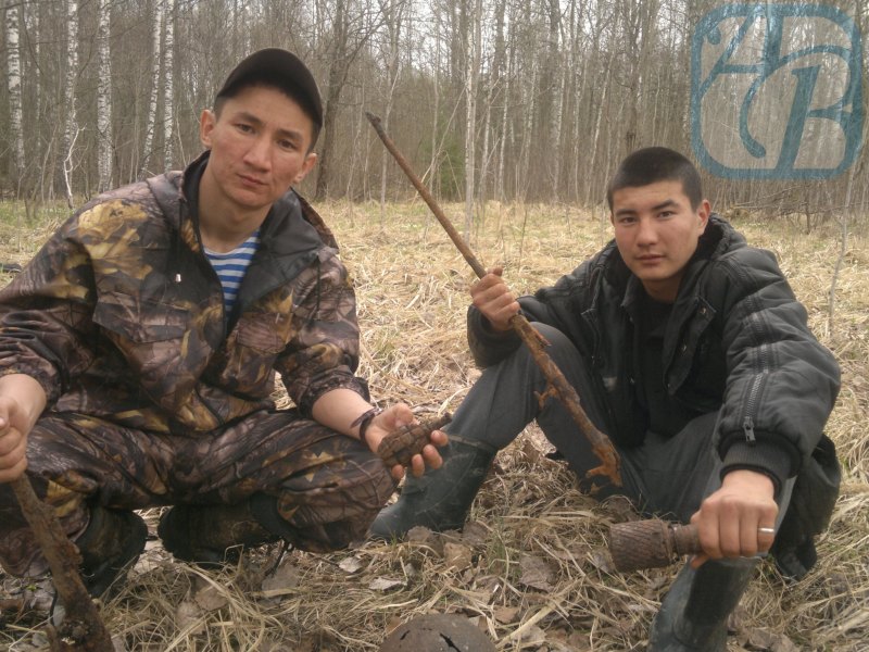 Чингиз Давлеткереев (слева)  с Орынбасаром Жанабаевым в новгородских лесах