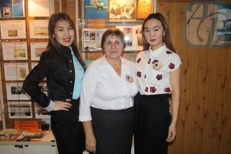 Салтанат Сагинтаева и Айтолкын Дильмуханова,  выпускницы Харьковского Национального автодорожного университета, вместе со своей учительницей Валентиной Гулей