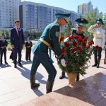 Государственный советник возложил цветы к памятнику Бауыржана Момышұлы